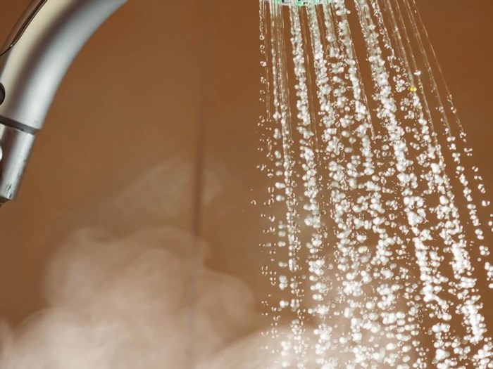Tắm bằng nước nóng từ vòi sen trước khi đi ngủ có thể giảm triệu chứng ho đêm.