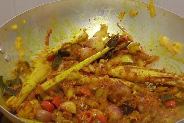 Bước 3: Cách làm xốt cà ri bao gồm việc trộn đều cà ri cùng với nước cốt dừa, gia vị và các loại rau thơm để tạo nên hương vị đậm đà, hấp dẫn cho món ăn.