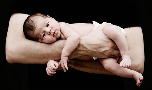 Cách massage bé sơ sinh giúp rèn luyện cơ thể.