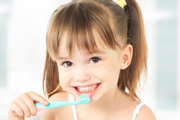 Hạn chế sử dụng đồ ngọt là cách bảo vệ răng miệng hiệu quả bằng cách giảm thiểu lượng đường và axit trong miệng, giúp ngăn ngừa vi khuẩn gây hại và giảm nguy cơ bị sâu răng và các vấn đề về răng miệng khác.