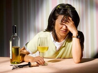 Hướng dẫn trị nhức đầu sau khi uống rượu bia gồm những cách làm như uống nước, ăn đồ chua, nghỉ ngơi và hạn chế uống quá nhiều rượu bia để giảm thiểu tình trạng đau đầu và khó chịu.