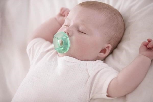 Sử dụng núm vú giả giúp trẻ ngủ ngon hơn.