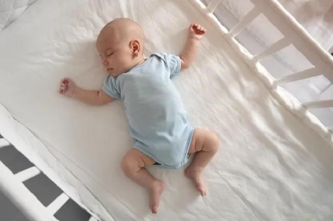 Đặt trẻ sơ sinh nằm ngửa giúp cho hô hấp của bé được thông thoáng hơn và tránh tình trạng sặc nước bọt, đồng thời giúp bé phát triển cột sống và hệ tiêu hóa một cách tốt nhất.