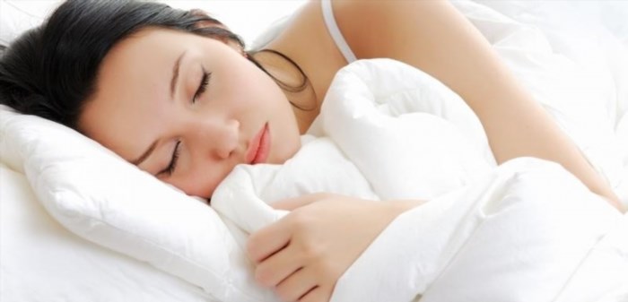 Kê cao gối khi ngủ có thể giúp hỗ trợ cổ và đầu, giảm căng thẳng và đau đầu, đồng thời tạo ra vị trí thoải mái cho việc hô hấp và giấc ngủ sâu hơn.