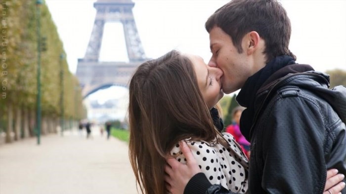 Hôn kiểu Pháp là một nghi lễ truyền thống trong lễ cưới Pháp, được thực hiện bằng cách hôn nhau trên hai má và nhếch môi, thể hiện tình cảm và sự kết nối giữa hai người.