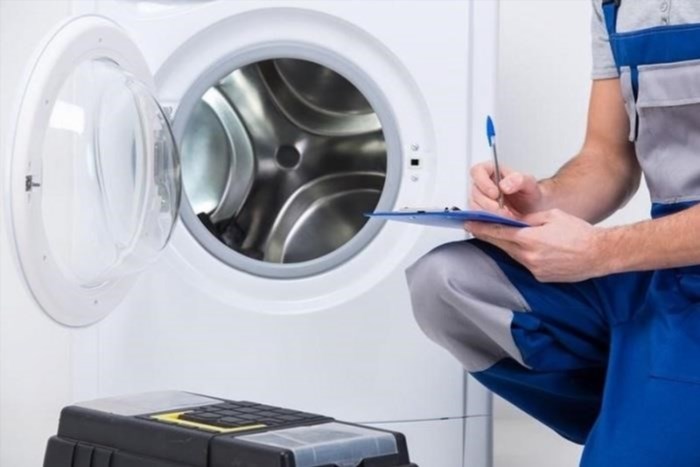 Nếu dây đai hoặc động cơ của máy giặt bị hỏng, bạn nên gọi thợ sửa chữa để được tư vấn và khắc phục sự cố. Điều này giúp tiết kiệm thời gian và tiền bạc, đồng thời đảm bảo an toàn cho gia đình và máy móc.