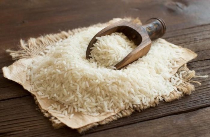 Khi chọn gạo để làm bột cho bé ăn dặm, nên chọn loại gạo có hạt trắng, không có màu sắc khác lạ, không bị vỡ hoặc bị sâu mọt. Nên chọn gạo nguyên cám thay vì gạo trắng được xử lý hóa học để đảm bảo an toàn cho sức khỏe của bé.