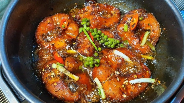 Bước 3: Khô cá kho tiêu là món ăn truyền thống của người Việt, được chế biến từ cá khô được kho với nước mắm, đường, tiêu và các gia vị khác, tạo nên một hương vị đặc trưng và hấp dẫn.