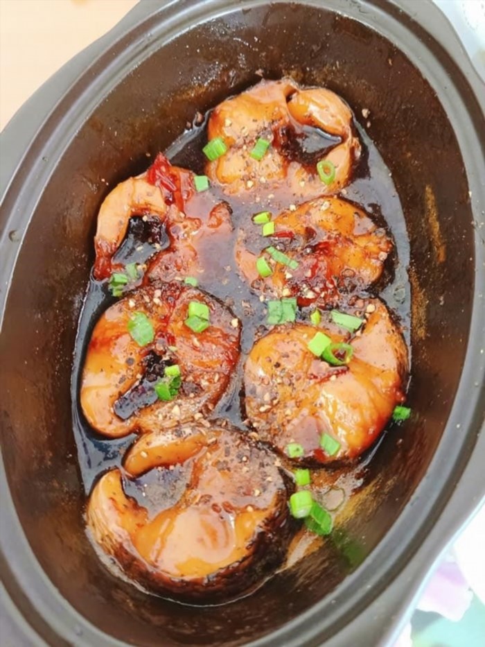 Bước 4: Bãi cá lóc. kho tiêu là món ăn truyền thống của vùng đồng bằng sông Cửu Long, được nấu từ cá lóc tươi ngon, kho với tiêu và các gia vị tự nhiên cho hương vị đậm đà và thơm ngon.