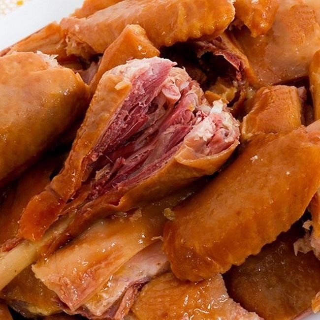 Hun khói cho món gà ủ muối là một phương pháp ủ muối truyền thống của người Việt, giúp tăng thêm hương vị đặc trưng cho món ăn và làm cho thịt gà thêm thơm ngon.
