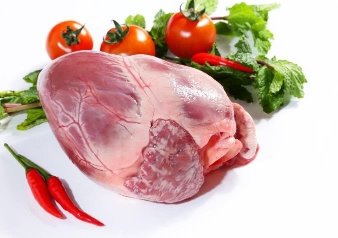 Ăn tim lợn được coi là một món ăn phổ biến và được ưa chuộng trong nhiều nền văn hóa, tuy nhiên, một số người cho rằng việc ăn tim lợn có thể gây ra nguy hiểm cho sức khỏe do chứa nhiều cholesterol và bệnh tật.