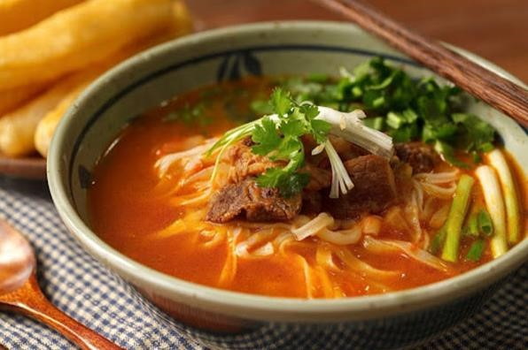 Cách làm phở bò sốt vang là một trong những món ăn truyền thống của người Việt Nam, được chế biến từ những nguyên liệu tự nhiên như thịt bò, hành, gừng, bún và sốt vang đậm đà. Món ăn này có hương vị đậm đà, hấp dẫn, và được thưởng thức trong không gian ấm cúng của gia đình và bạn bè.