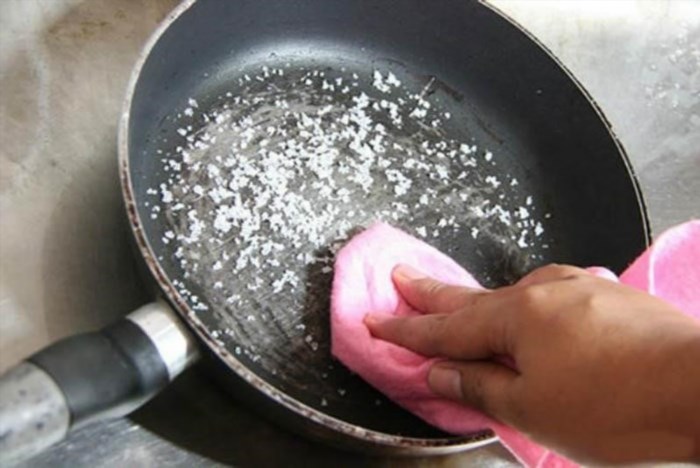 Sử dụng muối là một phương pháp phổ biến trong nấu ăn, đặc biệt là trong việc gia vị hoặc cải thiện vị trí nếm của các món ăn. Ngoài ra, muối còn được sử dụng trong các ứng dụng y tế và là một chất tẩy rửa hiệu quả.