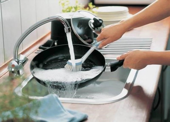 Sử dụng nước rửa chén giúp loại bỏ các mảng bám và dầu mỡ trên bề mặt chén đũa, đồ dùng trong nhà bếp và mang lại sự sạch sẽ, hợp vệ sinh cho người sử dụng.