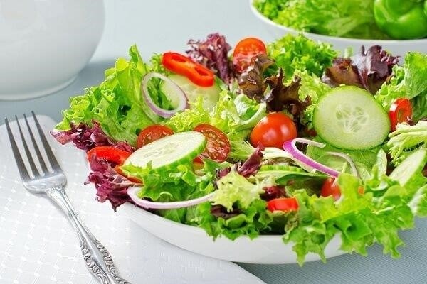 Salad dưa chuột cà chua hành tây là món ăn rất phổ biến, được làm từ các loại rau củ tươi ngon như dưa chuột, cà chua và hành tây, được pha trộn với nước sốt mật ong-vinaigrette thơm ngon.
