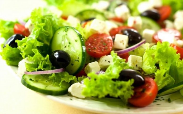 Salad không chỉ là món ăn đơn giản mà còn có công dụng tốt cho sức khỏe như giúp giảm cân, cung cấp nhiều chất dinh dưỡng, bảo vệ tim mạch và ổn định đường huyết.
