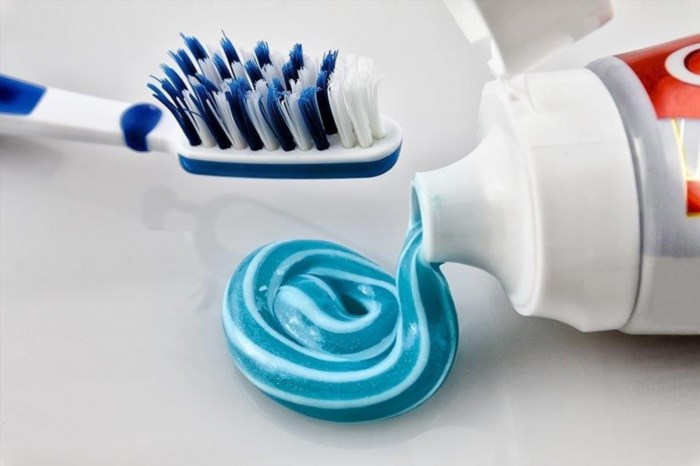 Kem đánh răng là sản phẩm vệ sinh răng miệng được sử dụng phổ biến hàng ngày, giúp làm sạch răng, ngăn ngừa sâu răng và hơi thở khó chịu. Có nhiều loại kem đánh răng khác nhau, từ các loại chứa Fluoride đến các loại không Fluoride, và có cả các loại dành riêng cho trẻ em.