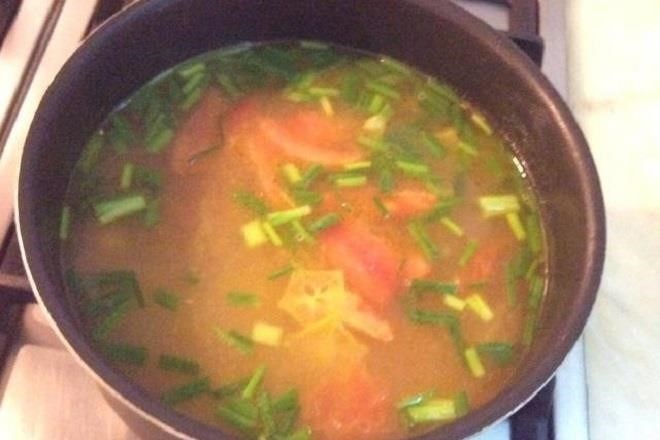 Bạn nấu món canh chua khế và cá khô cho đến khi chín, sau đó tắt bếp khi hương vị thích hợp.
