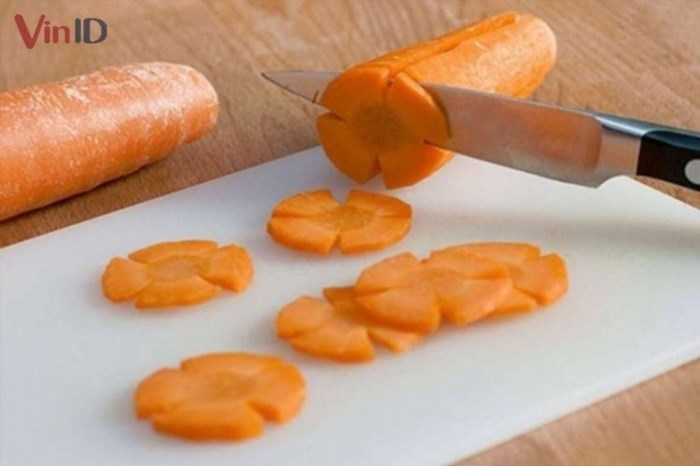 Cắt cà rốt thành hình hoa để làm cho món ăn thêm phong phú.