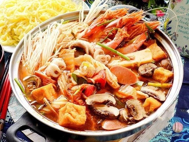 Cách nấu lẩu Kim Chi là phương pháp truyền thống của người Hàn Quốc, với sự kết hợp hoàn hảo giữa cơm và rau củ, thịt và hải sản, cùng với gia vị đặc trưng của món ăn này, tạo nên hương vị đậm đà và đặc biệt.