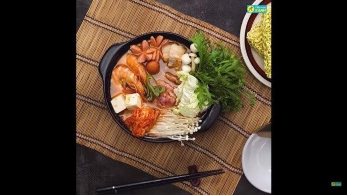Cách nấu lẩu Kim Chi là phương pháp truyền thống của người Hàn Quốc, với sự kết hợp hoàn hảo giữa cơm và rau củ, thịt và hải sản, cùng với gia vị đặc trưng của món ăn này, tạo nên hương vị đậm đà và đặc biệt.