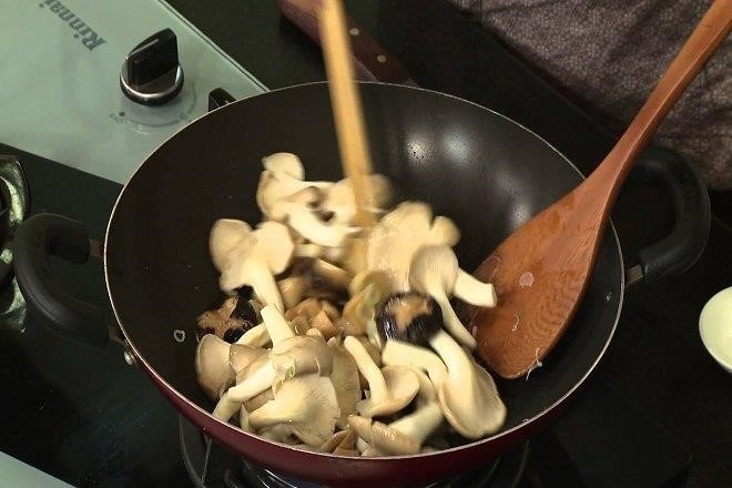 Viết lại: Rán các thành phần nấu lẩu Thái chay để khi thưởng thức sẽ giúp gia vị ngấm đều và nhanh chóng chín hơn khi nhúng vào lẩu.