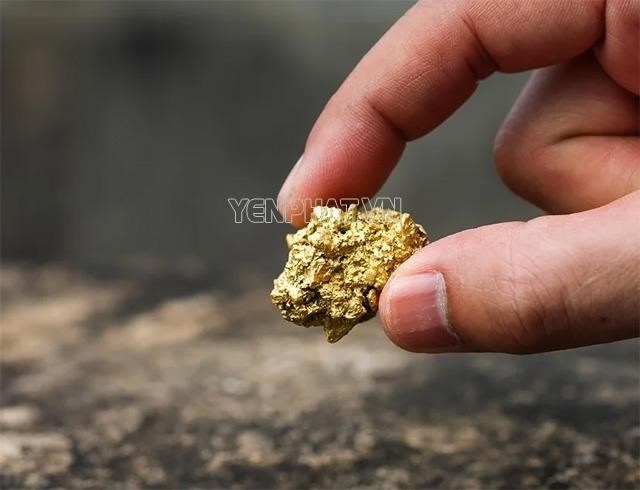 Bạn đã biết rằng để nhận biết quặng vàng chính xác nhất, bạn cần phải tìm hiểu về đặc tính của quặng vàng, như màu sắc, độ bóng, độ cứng và khối lượng riêng, để tránh bị lừa khi mua vàng.