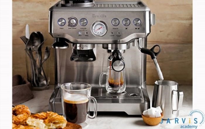 1. Phương pháp pha espresso. bằng máy được thực hiện bằng cách nén cà phê vụn vào một chiếc portafilter rắn, sau đó đưa vào máy pha espresso để nước nóng được đẩy qua cà phê vụn với áp suất cao, tạo ra một tách cafe đậm đà và thơm ngon.