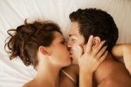 Sử dụng hôn đúng thời điểm sẽ làm cho phụ nữ cảm thấy thoải mái nhất.