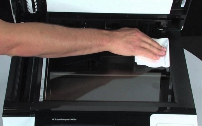 Làm vệ sinh máy in thường xuyên giúp tăng tuổi thọ cho máy in và đảm bảo chất lượng in ấn, đồng thời giảm thiểu các vấn đề liên quan đến bản in không rõ nét, mờ hoặc bị lem.