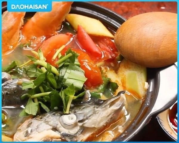 Bước 4: Tiếp theo, bạn cần tiến hành nấu món đầu cá hồi nấu canh chua cho đến khi thấy canh sôi và gia vị thấm đều vào thịt cá. Sau đó, bạn có thể tận hưởng món ăn thơm ngon và đầy dinh dưỡng này.