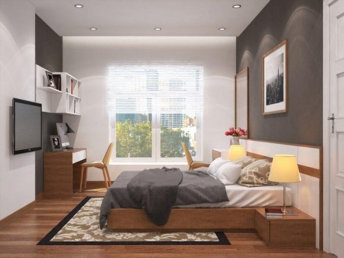 Mẫu trang trí đơn giản kết hợp với bộ tủ treo tường nhỏ gọn, cửa sổ được thiết kế để thông gió và sàn nhà màu gỗ đậm tạo nên ấn tượng tốt cho căn phòng.