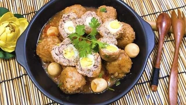 Xíu mại trứng cút là món ăn đặc trưng của ẩm thực Trung Quốc, được làm từ thịt lợn, nấm và trứng cút, có vị ngọt thanh và thơm nồng, thường được ăn kèm với xôi hoặc cháo.