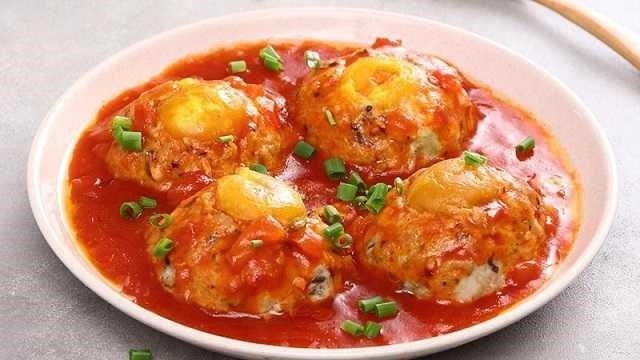 Xíu mại sốt cà chua là món ăn Trung Quốc phổ biến, được làm từ thịt heo và tôm, kết hợp với sốt cà chua thơm ngon và nhiều gia vị, tạo nên hương vị đặc trưng và hấp dẫn.