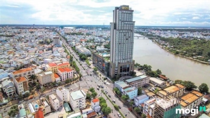 Quận trung tâm Ninh Kiều đang phát triển kinh tế mạnh và trở nên đô thị hóa rất nhanh.