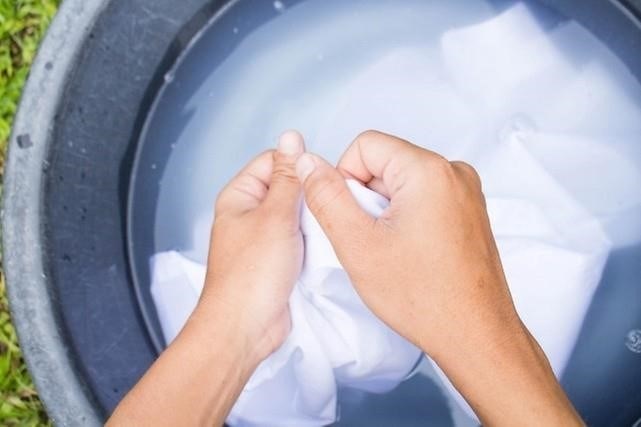 Sử dụng lượng bột giặt vừa đủ là cách tiết kiệm và đảm bảo hiệu quả trong việc giặt quần áo, tránh lãng phí và gây hại cho môi trường.
