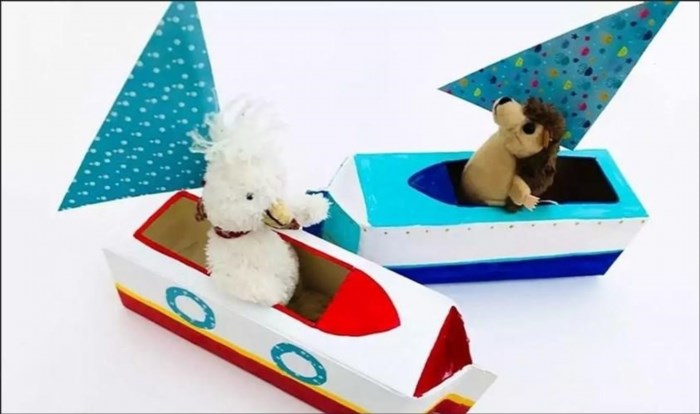 Chiếc thuyền đồ chơi là món đồ chơi quen thuộc của trẻ em, thường được làm từ gỗ, nhựa hoặc giấy. Nó không chỉ giúp trẻ em phát triển trí tưởng tượng và kỹ năng tay mắt mà còn mang lại niềm vui và thỏa mãn cho trẻ trong quá trình chơi đùa.