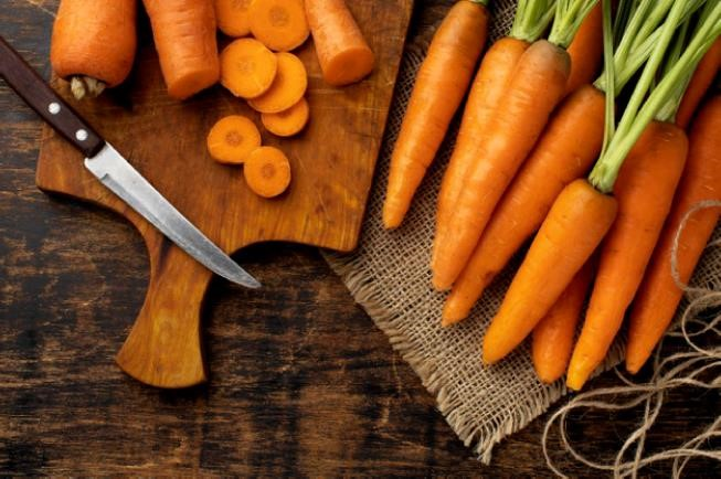 Dinh dưỡng trong cà rốt rất phong phú, chúng chứa nhiều vitamin A, C và K, cũng như các khoáng chất quan trọng như kali và magiê, giúp tăng cường sức khỏe và phòng chống bệnh tật.