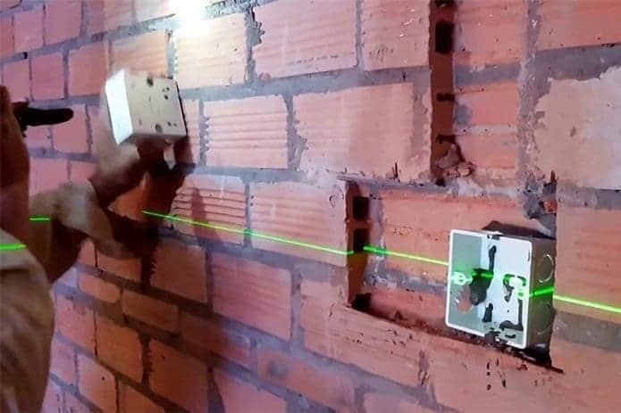 Để thực hiện quá trình đi dây điện âm tường, bước đầu tiên là xác định vị trí cụ thể để thực hiện quá trình này trên tường cần lắp đặt.