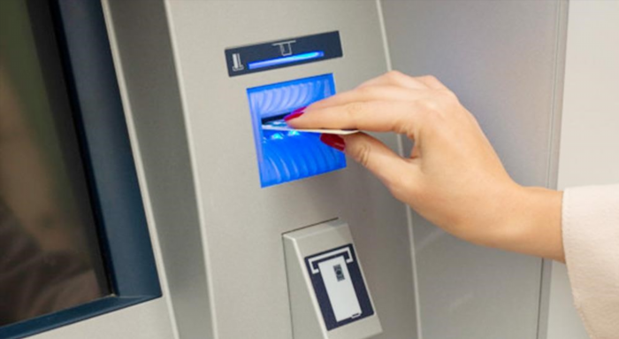 Gửi tiền, chuyển khoản vào thẻ Visa/Mastercard qua máy ATM.