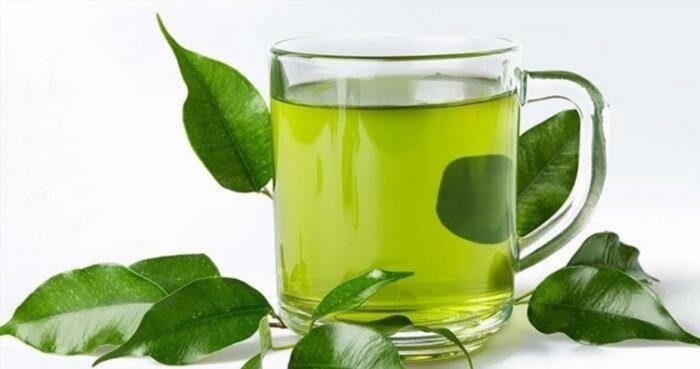Tráng lá chè xanh với nước sôi là một phương pháp pha trà truyền thống của người dân Việt Nam, được coi là sự kết hợp hoàn hảo giữa hương vị đắng của trà xanh và vị ngọt của lá chè, khiến cho thức uống không chỉ thơm ngon mà còn có tác dụng tốt cho sức khỏe.