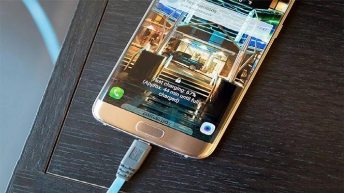 Cách sạc pin điện thoại mới Samsung đúng cách là sử dụng sạc chính hãng đi kèm theo sản phẩm, tránh sử dụng sạc không rõ nguồn gốc để tránh gây hỏng pin, đồng thời không nên sạc quá lâu để tránh gây nóng máy và giảm tuổi thọ của pin.