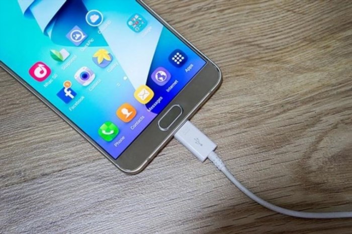 Cách sạc pin điện thoại mới Samsung đúng cách là sử dụng sạc chính hãng đi kèm theo sản phẩm, tránh sử dụng sạc không rõ nguồn gốc để tránh gây hỏng pin, đồng thời không nên sạc quá lâu để tránh gây nóng máy và giảm tuổi thọ của pin.