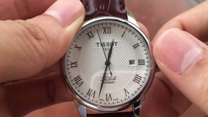 Chuyển động cánh tay đeo đồng hồ được thực hiện bởi một motor nhỏ bên trong, khiến cho kim đồng hồ di chuyển trên mặt đồng hồ để chỉ thời gian.