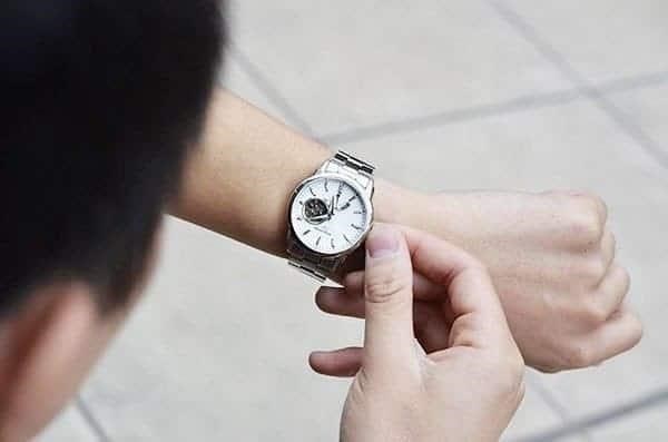 Lưu ý khi sử dụng và chỉnh đồng hồ cơ là nên thực hiện cẩn thận và chính xác để tránh gây hỏng hóc cho chiếc đồng hồ có giá trị, đồng thời cũng nên tuân thủ theo hướng dẫn của nhà sản xuất để sử dụng đúng cách và tối ưu hiệu suất.