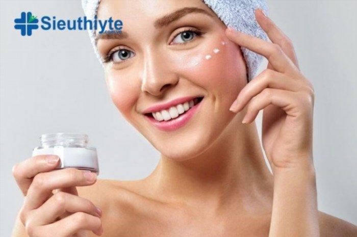 Bước 4 của quy trình là Dưỡng da, bao gồm việc sử dụng các sản phẩm chăm sóc da như kem dưỡng, serum, tinh chất để giúp da được cung cấp độ ẩm và dinh dưỡng cần thiết, giữ cho làn da mềm mại và tươi trẻ.