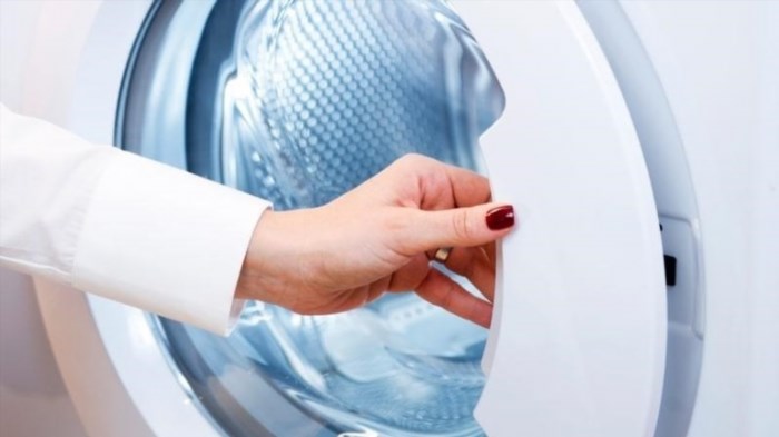 Khi máy chưa bắt đầu chu trình giặt, bạn có thể thêm quần áo hoặc chất tẩy rửa thêm vào bên trong.