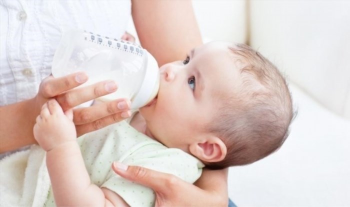 Hâm sữa trước khi cho bé bú là cách giúp sữa được ấm và dễ tiêu hóa hơn, giúp tránh tình trạng bé đầy hơi và khó tiêu hóa trong quá trình ăn uống.