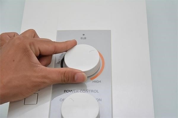 Các nút chức năng trên máy nước nóng Panasonic bao gồm: nút bật/tắt, nút điều chỉnh nhiệt độ, nút điều chỉnh áp lực nước và nút chế độ massage, giúp mang lại trải nghiệm tắm nước nóng thư giãn và thoải mái cho người dùng.