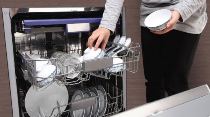 Khi sử dụng máy rửa bát Bosch, bạn cần lưu ý rằng nên sắp xếp chén đĩa một cách hợp lý, không quá đầy hoặc quá thưa để đảm bảo hiệu quả rửa sạch. Ngoài ra, cần chú ý đến việc sử dụng chất tẩy rửa phù hợp và không quá lượng để tránh gây hại cho máy cũng như bảo vệ môi trường.